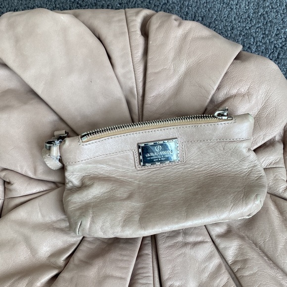 Giorgio Armani soft leather beige handbag. - Picture 8 of 9